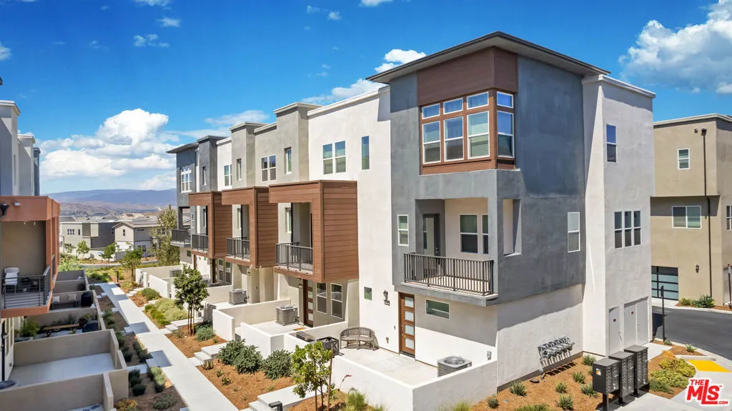 27009 Hummingbird Lane, Valencia, California 91381 home-pic-0